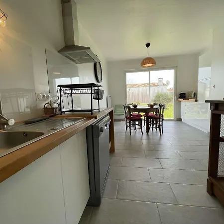 Hébergement de vacances Maison Calme 3 Pièces, 6 Couchages, WiFi, Parking - FR-1-246A-186